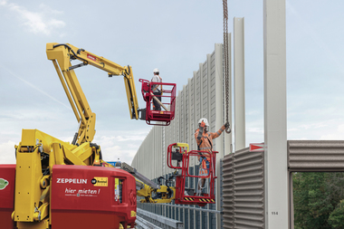 F?nf Gelenk-Teleskopb?hnen von Zeppelin Rental unterst?tzten die Mitarbeiter unter anderem dabei, die schallschluckenden Betonelemente an Ort und Stelle zu setzen.