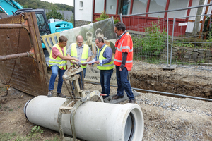  Baubesprechung vor Ort (v.l.n.r.): Henning Klein, Heinrich Weber Straßen- und Tiefbau GmbH &amp; Co. KG , Marco Schmereim, Gemeinde Marienheide, Hardy Dresbach, Ing.-Büro Donner und Marenbach, und Fasel-Fachberater Rüdiger Göbel. 