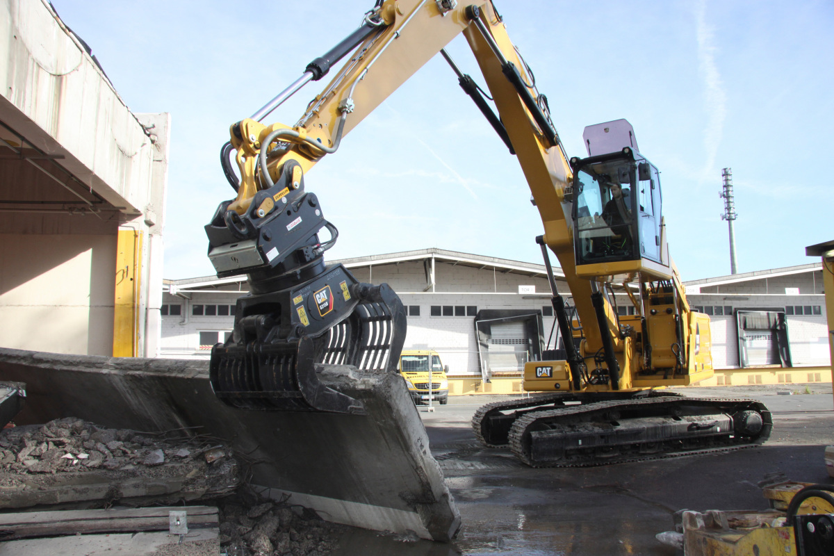 Mit dem Cat 330MH lassen sich Sortierarbeiten übernehmen, wie sie für den Rückbau auf dem ehemaligen Grundig-Areal anstehen.