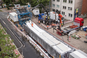  Bremens größter Schlauch: Einbau eines Synthesefaserliners (Länge 130 Meter, Durchmesser 2,20 Meter, Dicke 5 Zentimeter). Der Koloss mit seinen etwa 140 Tonnen kam mittels Schwerlasttransporter auf die Baustelle. 