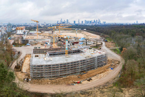  Der 150 Millionen Euro schwere Neubau befindet sich auf einem 15 Hektar großen Areal der ehemaligen Galopprennbahn im Stadtteil Frankfurt-Niederrad. 