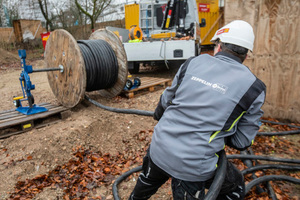  Auch nach der Montage sind die Elektriker regelmäßig auf der Baustelle vor Ort, prüfen die Baustromanlage und führen nötige Anpassungen durch. 