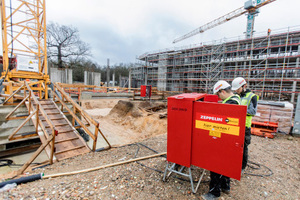  Um die Baustelle mit Energie zu versorgen hat Zeppelin Rental eine mobile Transformatorenstation aufgestellt 