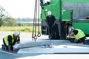  In Langenargen am Bodensee erhöht die neue, 3 m breite Querungshilfe jetzt die Sicherheit von Radfahrern und Fußgängern beim Überqueren der Straße. 