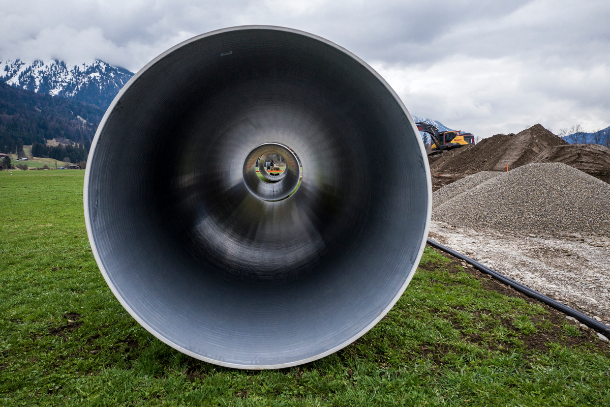 Die Flowite Grey Rohre DN 1800 mit einer Länge von je 12 Meter wurden neben der Leitungstrasse bis zum Einbau gelagert.