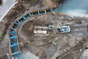  Der aus Kanalverbauelementen und Spundwänden hergestellte Bypass leitet das Wasser der Trettach an der Dükerbaustelle vorbei. So konnten auch hier die Rohre in offener Bauweise im trockenen Flussbett verlegt werden. 