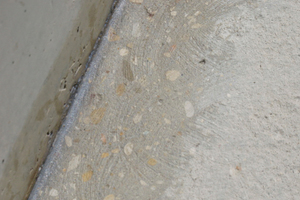  Resultat eines ersten Schleifganges: Rechts auf der Bodenplatte ist die Schlämme noch sichtbar, links wurde bereits ausreichend geschliffen und die Steine des Betons sind gut zu erkennen. 