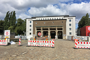  Auf der Insel Steinwerder befindet sich der Südeingang des St. Pauli Elbtunnels, der im Zweiten Weltkrieg stark beschädigt wurde. 