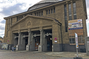  Einst hatte das Eingangsgebäude im Süden eine ähnliche Silhouette wie der antik anmutende Rundbau mit Kuppeldach, der auf der Nordseite bei den St.-Pauli-Landungsbrücken hinunterführt. 
