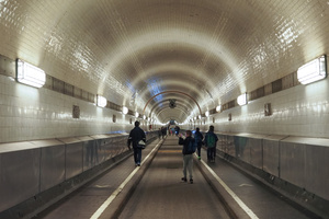  Seit 108 Jahren verbindet der St. Pauli Elbtunnel auf 426,5 Metern Länge die nördliche Hafenkante bei den St.-Pauli-Landungsbrücken mit der Elbinsel Steinwerder. 