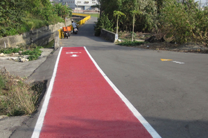  Für die Farbstabilität, z. B. bei Verkehrsrot, sorgt der großzügige Anteil von hochwertigen Pigmenten.  