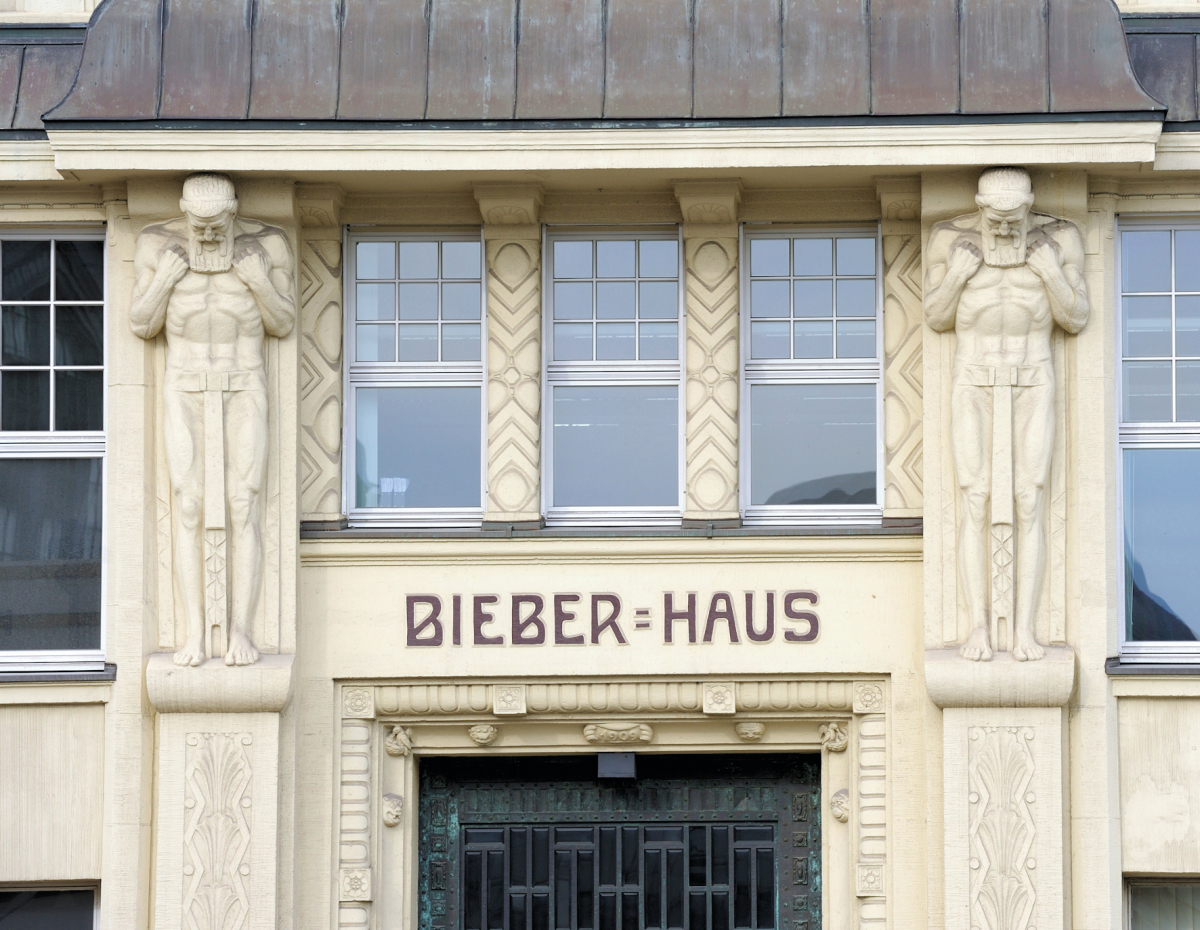 Schon seit über einhundert Jahren wirkt das Bieberhaus – mit seiner ornamentverzierten Fassade und den zwei beeindruckenden Atlanten im Eingangsbereich – als Hingucker im Kern der Hansestadt.