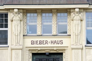  Schon seit über einhundert Jahren wirkt das Bieberhaus – mit seiner ornamentverzierten Fassade und den zwei beeindruckenden Atlanten im Eingangsbereich – als Hingucker im Kern der Hansestadt. 