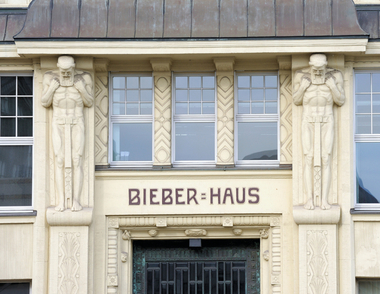 Schon seit ?ber einhundert Jahren wirkt das Bieberhaus – mit seiner ornamentverzierten Fassade und den zwei beeindruckenden Atlanten im Eingangsbereich – als Hingucker im Kern der Hansestadt.