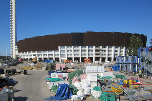  Olympiastadion Helsinki mit Baustellenlager vor der denkmalgeschützten und renovierten Fassade. 