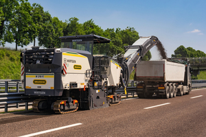  Die Wirtgen Profimaschine W 210 Fi mit der höchsten Fräsleistung zeigt auf der A 31 in Norditalien ihr ganzes Können. 