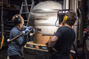  Herstellen der Kugeldüsen im Metallatelier. Vor dem Rundschleifen erfolgt noch manuelles Feinjustieren der Kugelform mit dem 3-kg-Hammer. 