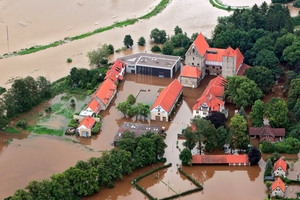  In Folge des Starkregenereignisses am 26. Juli 2017 in Hildesheim überflutete die Beuster die Domäne Marienburg sowie das umliegende Gelände. 