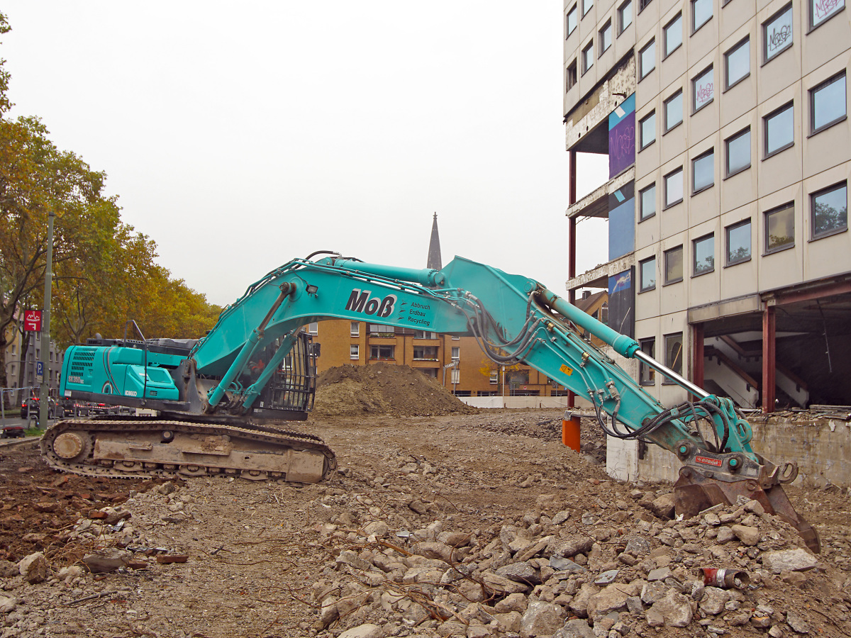 Mit großer Reichweite und Schnellwechseleinrichtung bewähren sich die drei Kobelco SK350NLC-10E sowohl im Handling von Abbruchmassen, der Flächensanierung als auch im Umschlag von Materialien bei der mobilen Wiederverwertung oder im firmeneigenen Recyclin