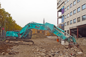  Mit großer Reichweite und Schnellwechseleinrichtung bewähren sich die drei Kobelco SK350NLC-10E sowohl im Handling von Abbruchmassen, der Flächensanierung als auch im Umschlag von Materialien bei der mobilen Wiederverwertung oder im firmeneigenen Recyclin 