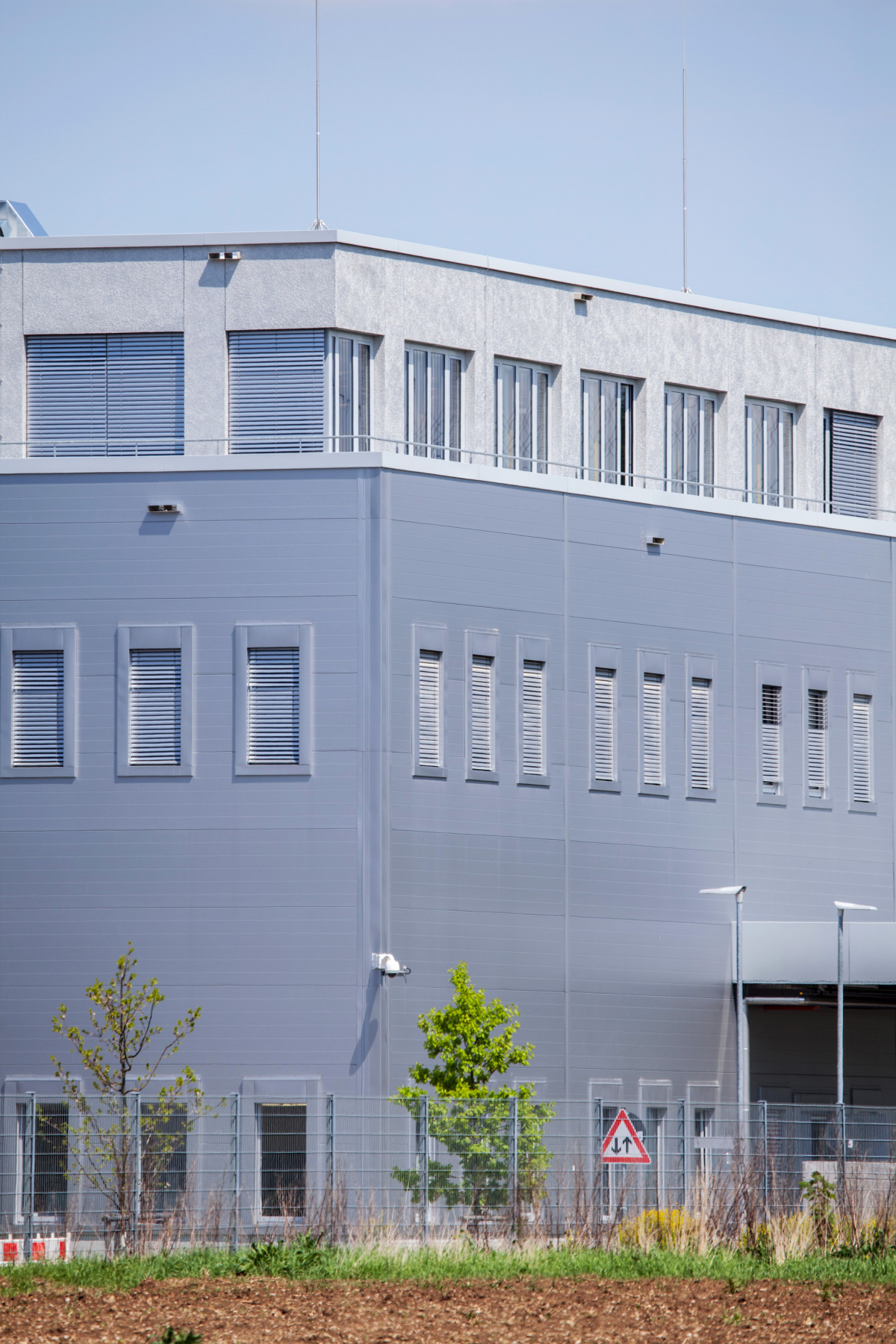 Das mit der leichten Knauf Außenwand realisierte Staffelgeschoss auf einem Produktionsgebäude fügt sich mit der Putzbeschichtung harmonisch in das Erscheinungsbild ein.