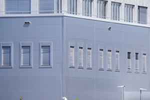  Das mit der leichten Knauf Außenwand realisierte Staffelgeschoss auf einem Produktionsgebäude fügt sich mit der Putzbeschichtung harmonisch in das Erscheinungsbild ein. 