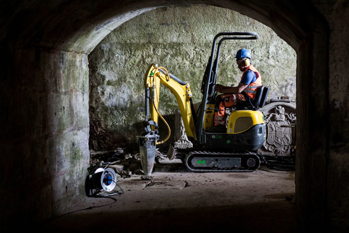 Der 803 ist der kleinste Bagger im Portfolio des Baumaschinenherstellers und überzeugt durch seine Leistungsstärke bei einer Breite von nur 700 Millimetern.