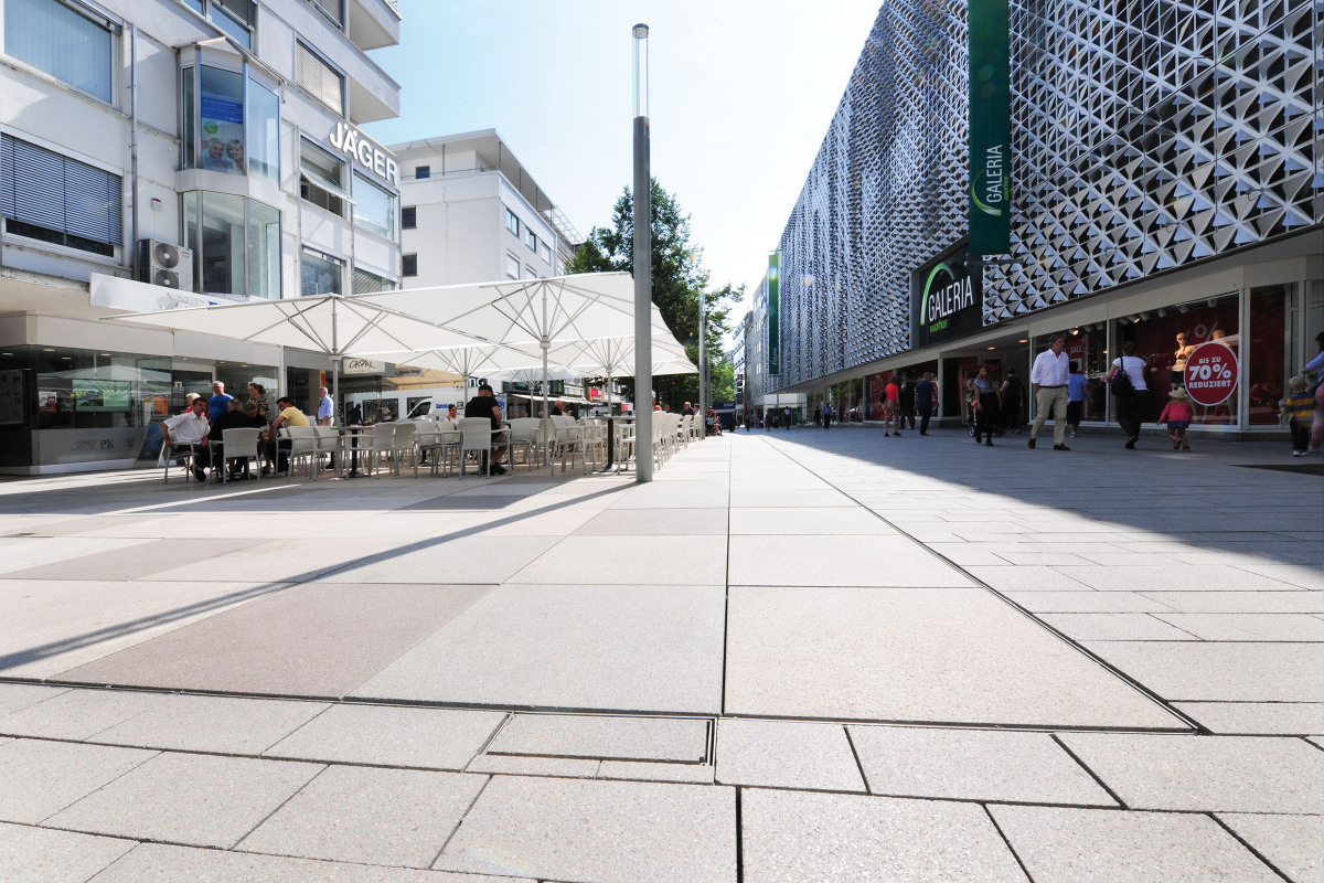 In Pforzheim ist mit der Neugestaltung der Fußgängerzone ein weiträumiges, modernes und einladendes Areal zum Shoppen und Verweilen entstanden.