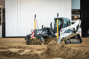  Durch seine kompakte Größe ist der leistungsfähige T870 auch für kleinere Reitplätze und Hallen bestens geeignet. 