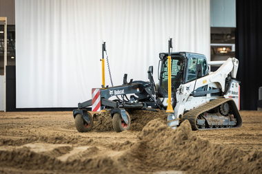 Durch seine kompakte Größe ist der leistungsfähige T870 auch für kleinere Reitplätze und Hallen bestens geeignet.