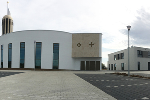  Der Parkplatz strukturiert das Gelände vor der Kirche. 