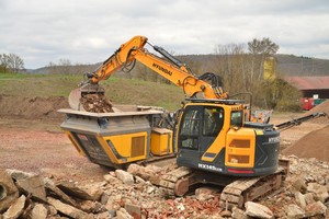  Hyundai HX 145 L-CR beim Brecherbeschicken auf dem Recyclingplatz der Gemeinde Weihenzell. Bei 800 Tonnen Tagesleistung werden nur 80 Liter Diesel verbraucht. 