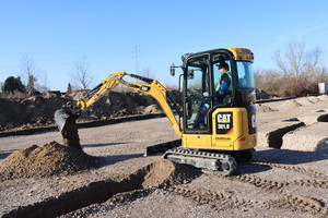  Eine neue Generation verschiedener Cat Baumaschinen ist mit Aufgaben in der Verladung und in der Aufbereitung sowie mit Renaturierung, dem Aushub und mit Abbrucharbeiten betraut.  