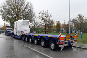  Mit dem Plattformwagen befördert der Schwergutlogistiker Bauteile für die Windkraftindustrie. 