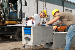  Kein Zusammenbauen oder Verschrauben dank der Bircopur-Variante readyset – sitzt die Rinne in ihrem Fundament, ist alles erledigt, und die Arbeiten am Belag können beginnen.&nbsp; 