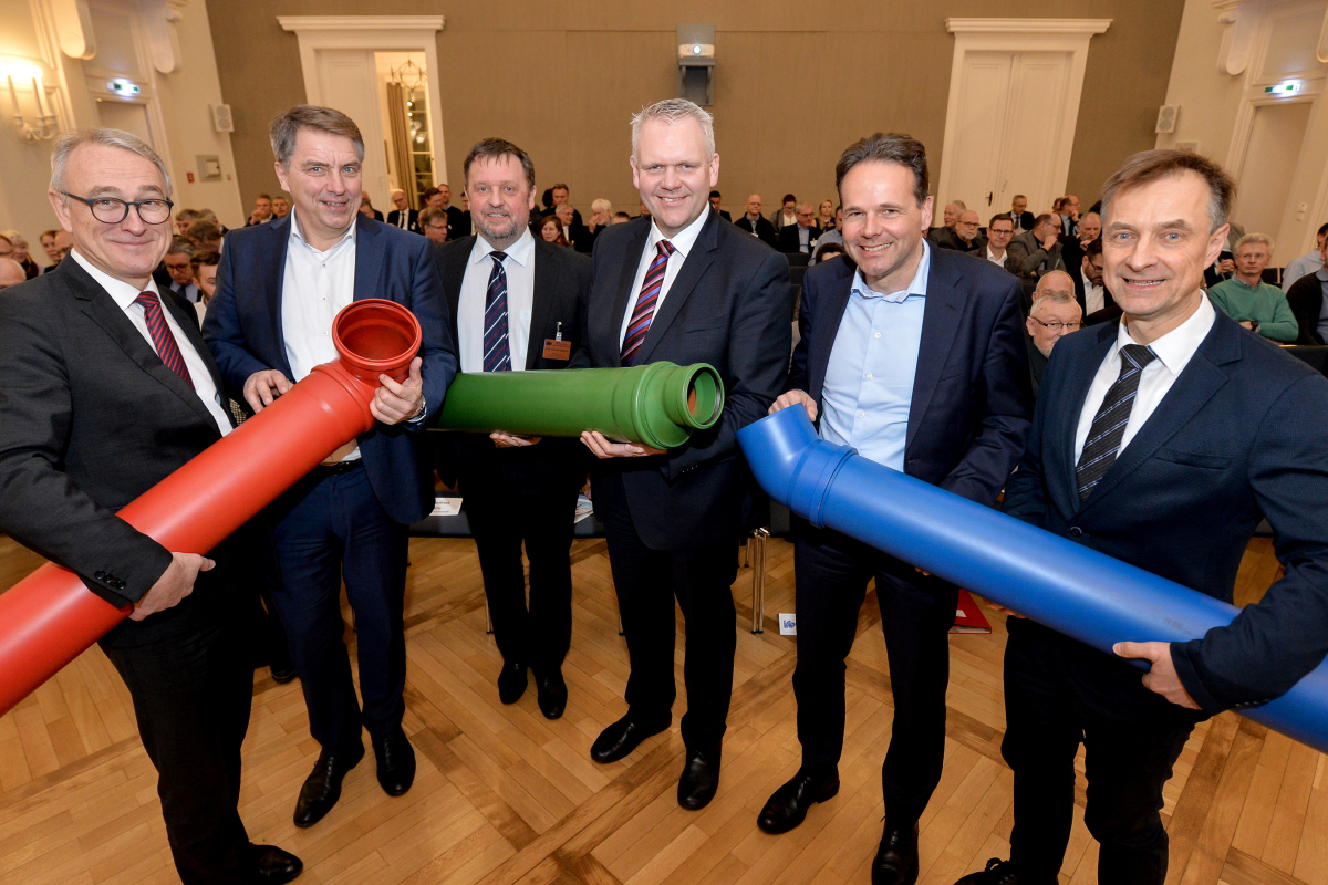 Eröffnung im Sitzungssaal des ehemaligen Landtags: Prof. Dr.-Ing. Manfred Weisensee, Oberbürgermeister Jürgen Krogmann, Prof. Dipl.-Ing. Thomas Wegener, Minister Björn Thümler, Dr. Urban Keussen und Prof. Dr.-Ing. Rainer Schwerdhelm (v.l.).