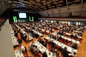  Austausch in geselliger Runde: Der Grünkohlabend in der Weser-Ems-Halle ist vom Oldenburger Rohrleitungsforum nicht wegzudenken. 