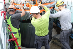  Ausrichten von Packer und Vertiliner beim Einbau in das Pumpwerk. 