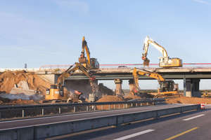  Zwei Kettenbagger befinden sich auf der Brücke, zwei weitere nehmen sich am Boden der Teile an, die abgebrochen wurden. 