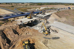  Zwei Kettenbagger befinden sich auf der Brücke, mit hydraulischer Abbruchschere und Abbruchhammer. Zwei weitere Bagger nehmen sich am Boden der abgebrochenen Teile an. 