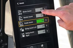  Die ab Werk integrierte Planierautomatik Grade Assist steuert die Baggerbewegungen von Ausleger und Löffel, sodass der Fahrer ein genaues Planum mühelos mit nur einer Joystick-Bewegung für den Stiel herstellen kann. 