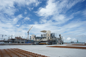  Vier Wirtgen Betonfertiger übernahmen auf dem YIA den präzisen und wirtschaftlichen Einbau der Betonflächen.  