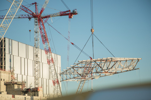  Vier Monate waren beide Krane auf der Baustelle. 