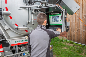  Um sich ein möglichst genaues Bild des zu verfüllenden Kanals zu machen, führt Dommel zunächst eine Kamerabefahrung durch. Für verzweigte Netze kommt hier die ?Sehende Nordseedüse? zum Einsatz. 