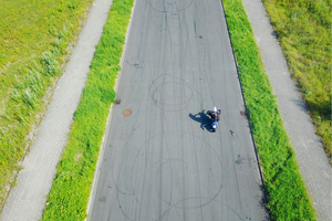  ((Aufmacher - Alternative a))
Reifen verlieren mit der Zeit an Substanz und setzen neben Feinstaub auch Kleinstpartikel frei. Die gelangen von der Straße in Luft, Boden und Gewässer. 