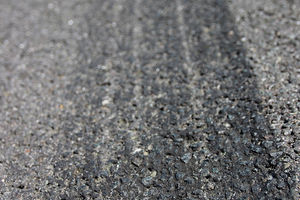  ((Aufmacher - Alternative b))Reifen verlieren mit der Zeit an Substanz und setzen neben Feinstaub auch Kleinstpartikel frei. Die gelangen von der Straße in Luft, Boden und Gewässer. 