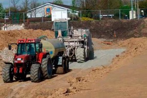  ... und unter Zugabe einer definierten (projektabhängigen)  Menge Wasser in den Untergrund eingefräst. 