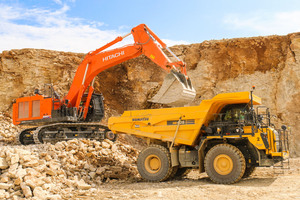  Das gesamte Sprengmaterial, das in den beiden Kalksteinbrüchen anfällt, muss von den beiden Hitachi ZX690 in Muldendumper verladen werden. 