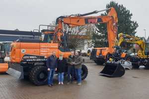  Übergabe des neuen Doosan DX190W: Carsten Gröbitz, Ina Wessel, Bernd Desenberg, Felix Wessel (von links). 