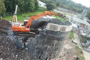  Doosan DX255LC beim Rückbau des Sickerbehälters. 